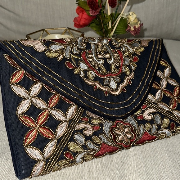 Franchesca embroidered hand bag. - Picture 3 of 7